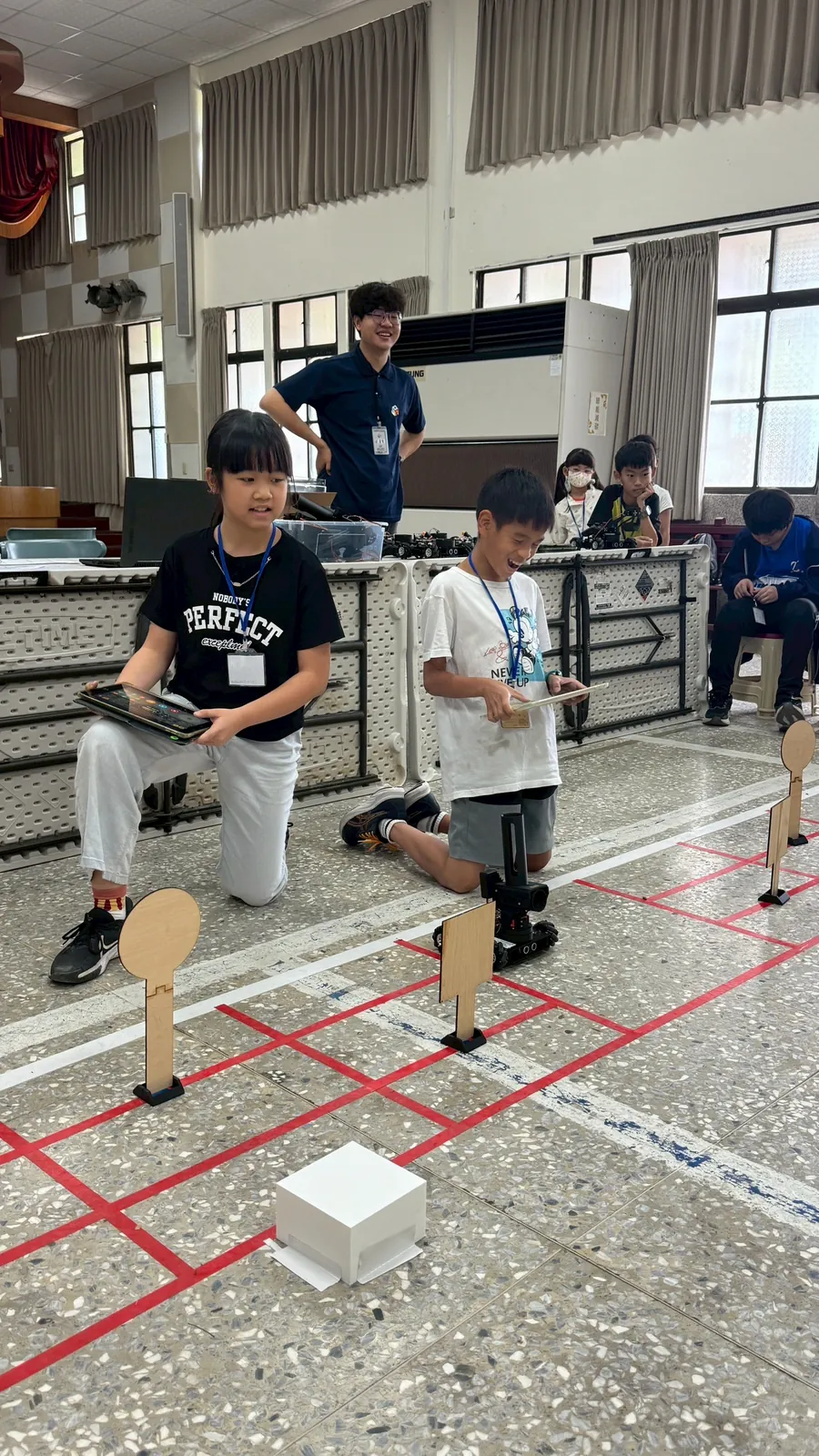 孩子在賽道上測試自走車